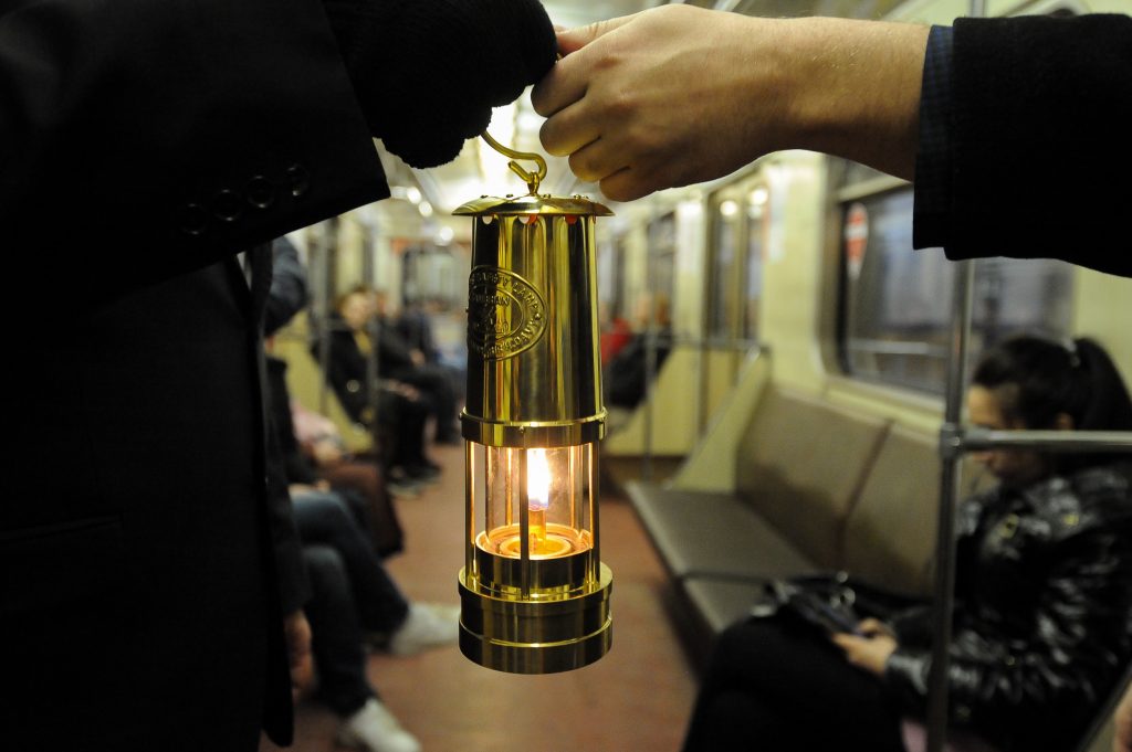 Поезда Московского метрополитена доставили Благодатный огонь